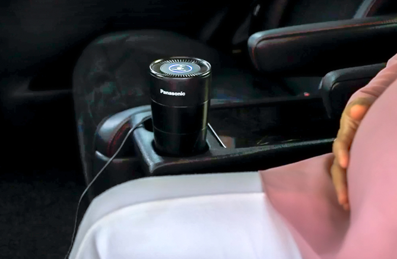 Cliente enceinte entre dans une voiture avec nanoe™ X.