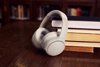 Audible, una compañía de Amazon, escoge los auriculares M300 de Panasonic para su lanzamiento en España