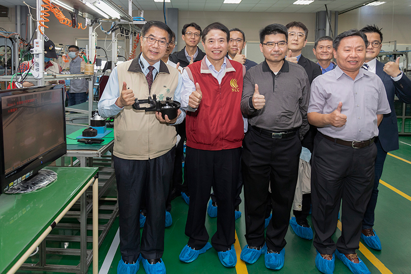 台南市長黃偉哲（左1）與NCC副主委翁柏宗(左2)、委員鄧惟中(右2)12月10日參訪台南龍鋒企業，實地視察Panasonic於龍鋒企業建置5G專網以及MR智慧眼鏡作業指引系統之成果。