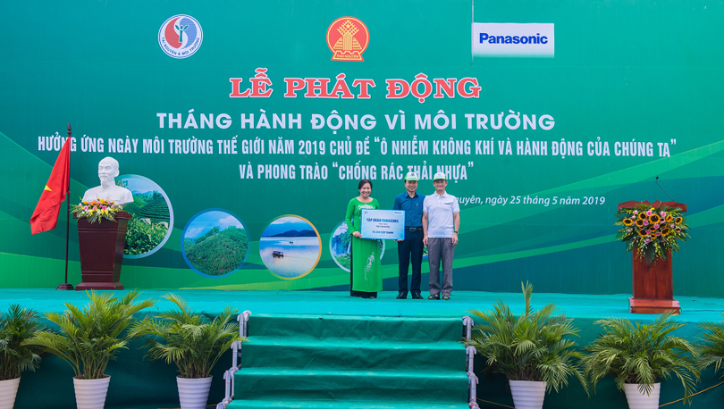 Ông Kazuhiro Matsushita, Tổng Giám đốc Panasonic Việt Nam trao tặng tượng trưng 10,000 cây chè cho đại diện Huyện Phú Lương