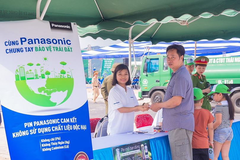 Thai Nguyen people exchanging Panasonic eco-battery