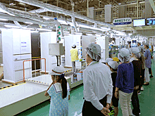 写真：パナソニック冷蔵庫の製造工場を見学