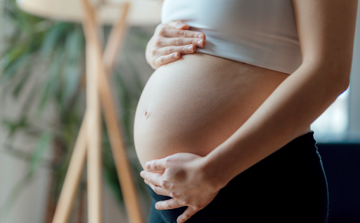 写真：お腹の大きな女性