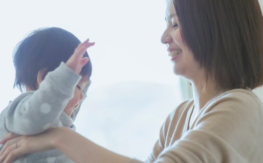 写真：触れ合う親子