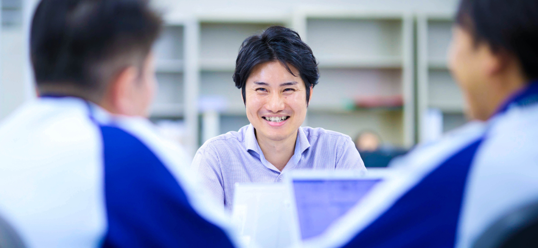 写真：話をする男性社員