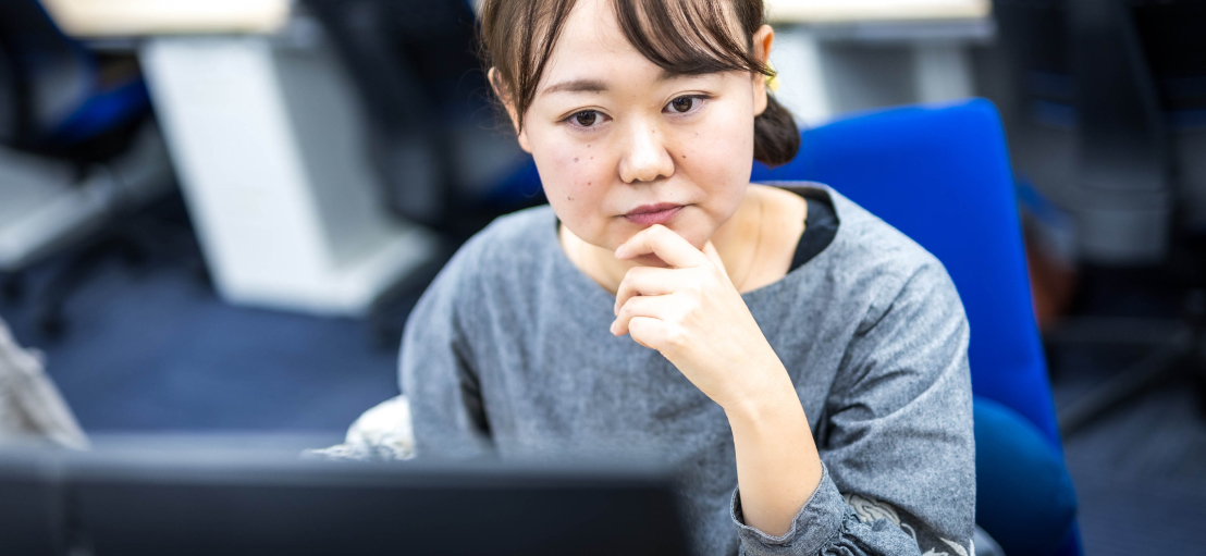 写真：モニターを見る女性社員