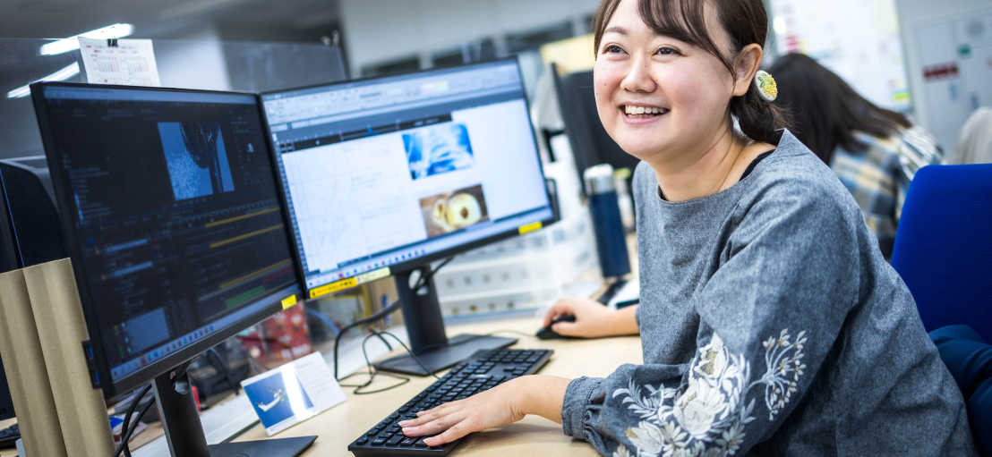 写真：仕事をする女性社員