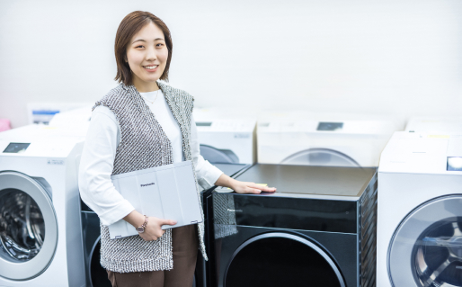 写真：オフィスにいる女性社員