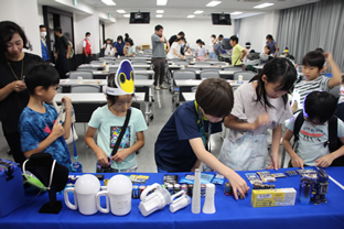 イベント後、商品を実際に触って体験