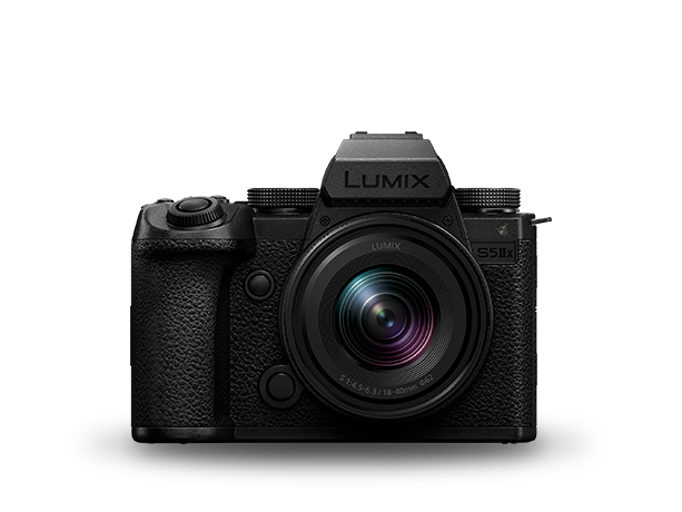 A LUMIX S5IIX full-frame tükör nélküli gép DC-S5M2XN fényképen